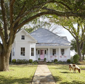 white farmhouse with pink front door